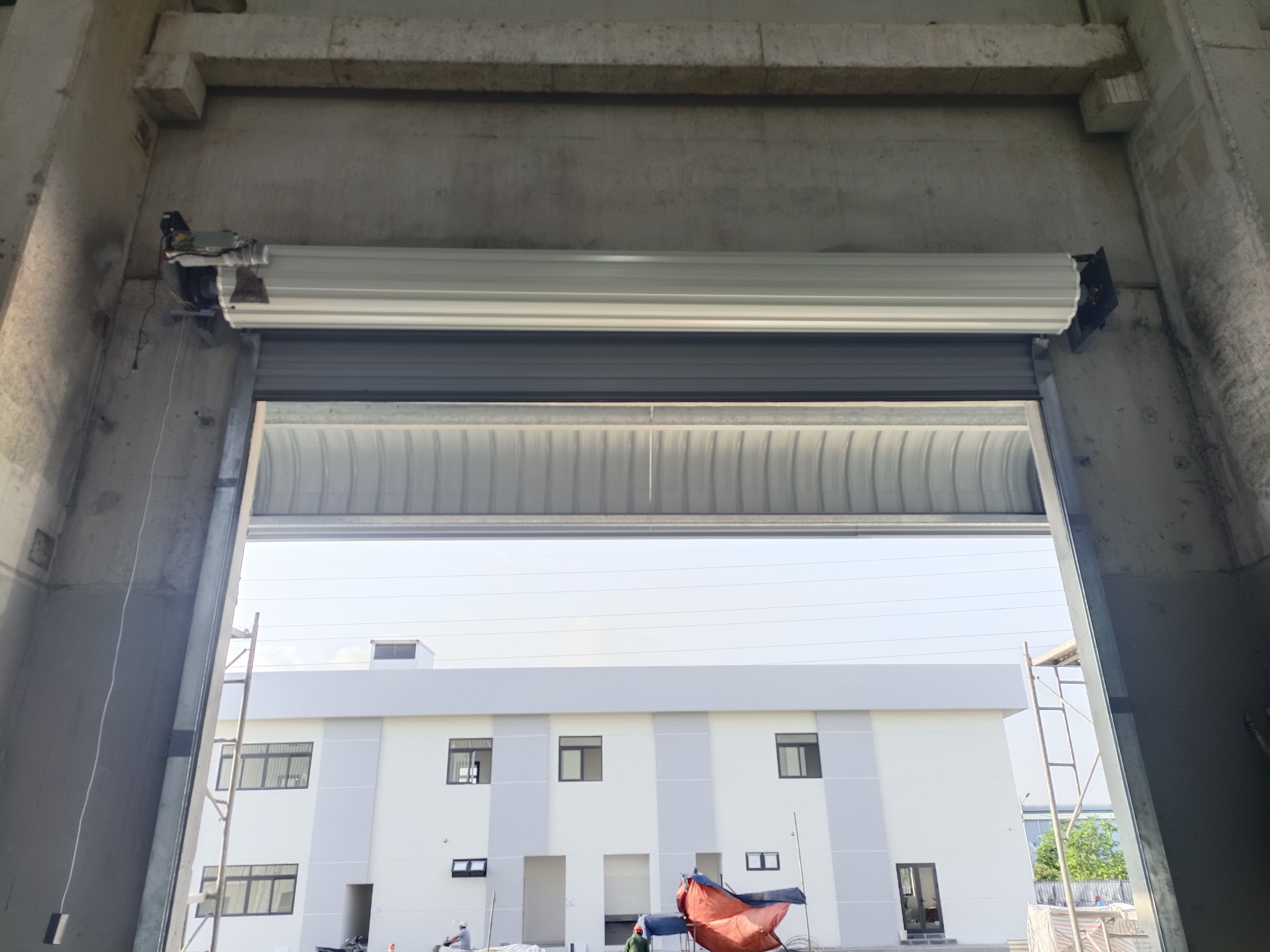 Lắp cửa tấm liền Dự án KCN Nam Cầu Kiền