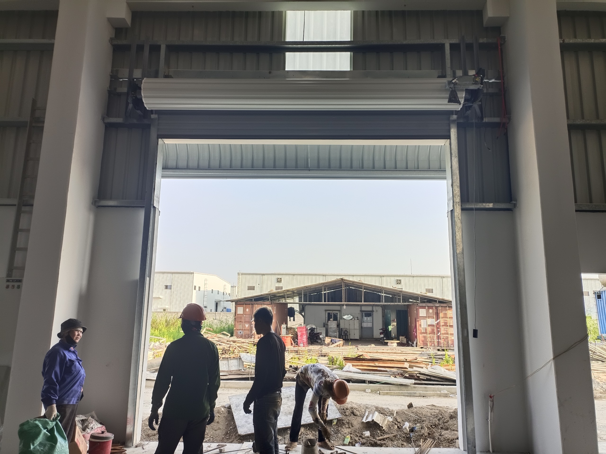 Lắp cửa tấm liền Dự án KCN Nam Cầu Kiền