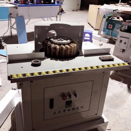 Máy chà nhám chổi trục đứng