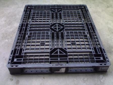 Pallet nhựa màu đen