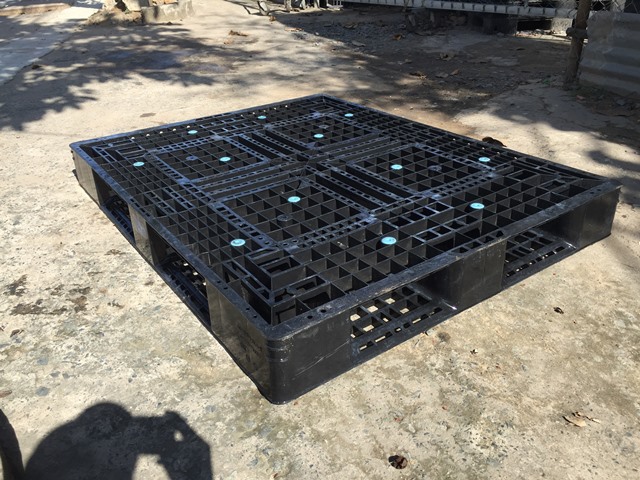 Pallet nhựa đen