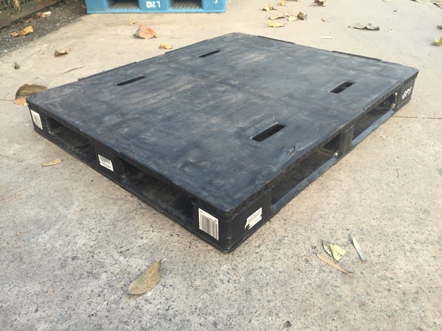 Pallet nhựa đen mặt liền GPS