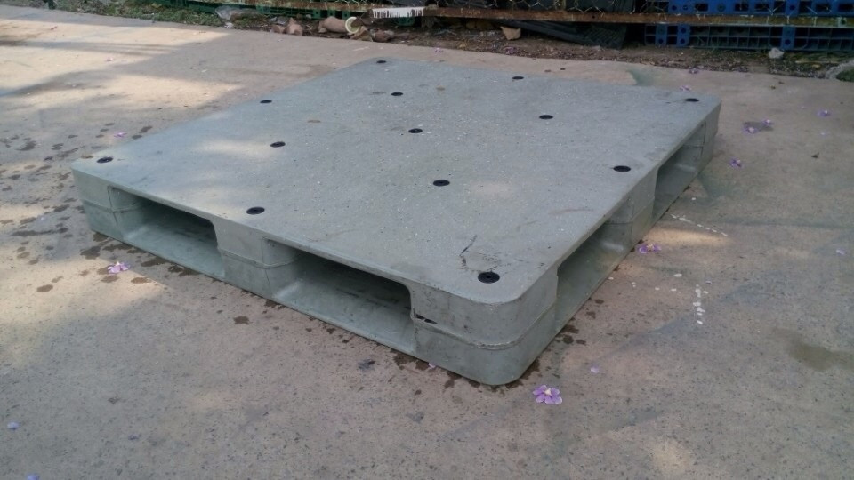 Pallet nhựa xám