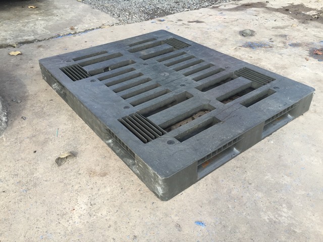 Pallet nhựa xám hai mặt