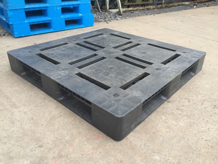 Pallet nhựa xám viền gạch