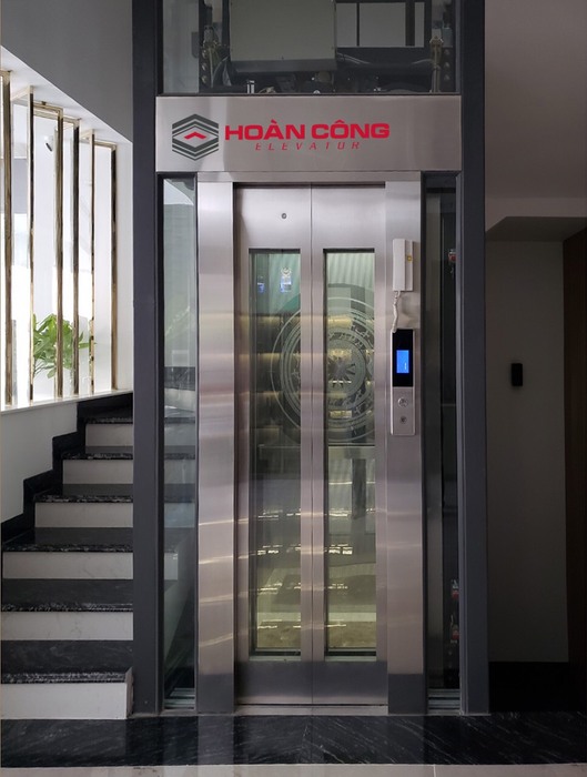 Thang máy kính cột sắt sơn xám