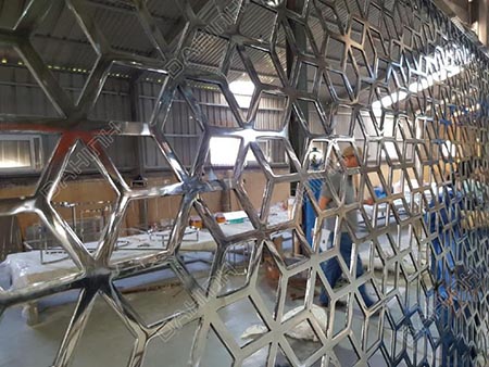 Vách ngăn inox CNC trang trí