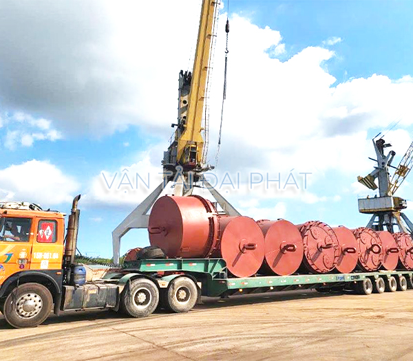 Vân chuyển máy móc nhập khẩu bằng xe cẩu chuyên dụng