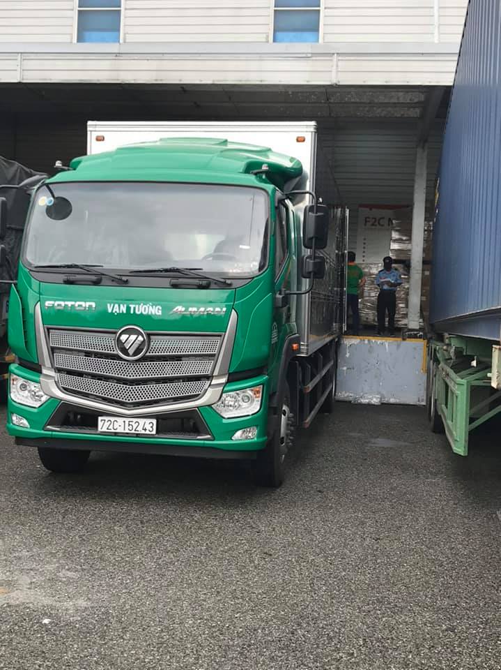 Đội xe vận chuyển hàng hóa Vạn Tường
