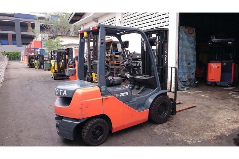 Xe nâng dầu TOYTA