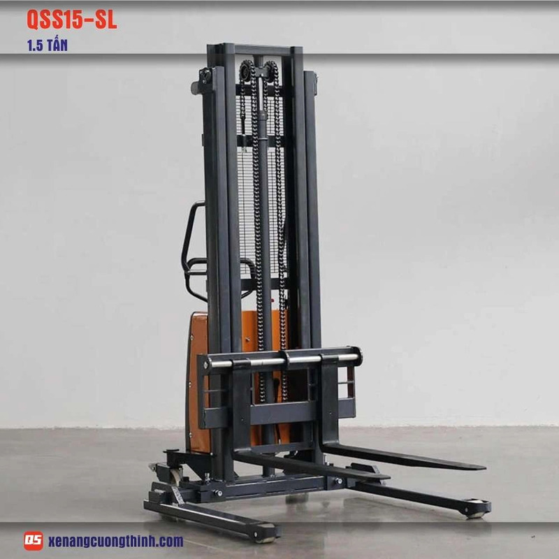 Xe nâng bán tự động chân rộng