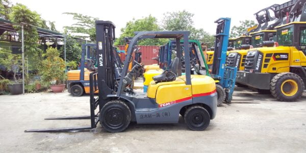 Xe nõng chạy dầu 3 tấn nhón hiệu TCM