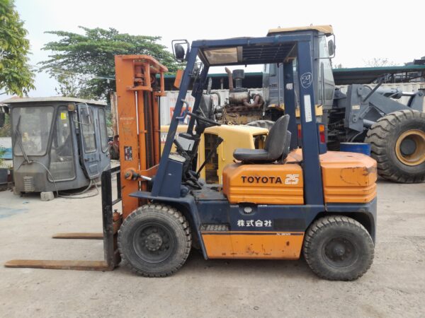 Xe nâng dầu Toyota 5FD25 hàng bãi
