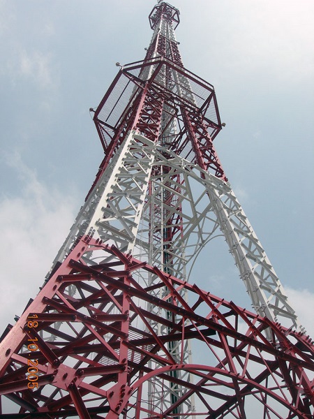 Mạ kẽm nhúng nóng cột viễn thông