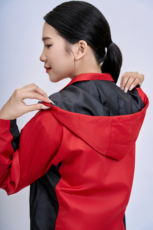 Áo khoác gió đỏ đen