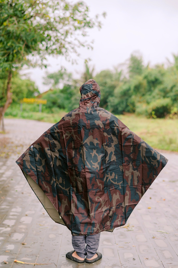 Áo mưa choàng cánh rơi