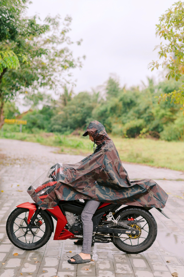 Áo mưa choàng cánh rơi