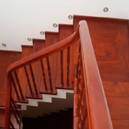 Bậc cầu thang gỗ