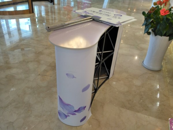 Bàn lễ tân mạng nhện