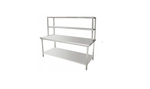 Bàn bếp có kệ trên mặt bàn