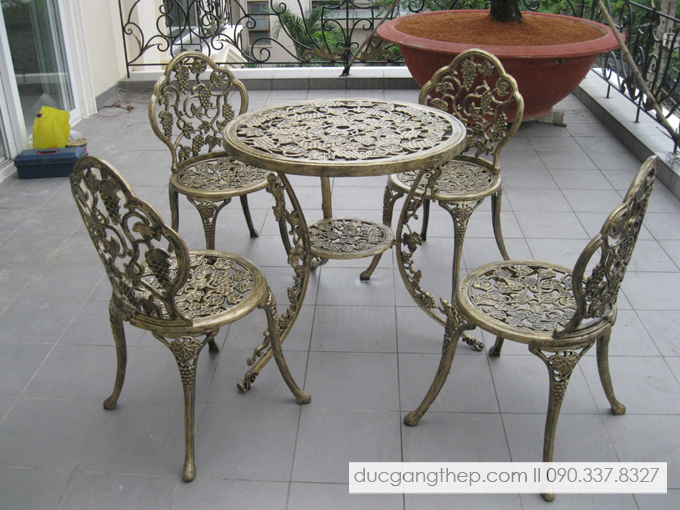 Bàn ghế gang đúc