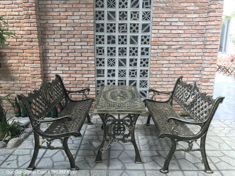 Bàn ghế gang đúc