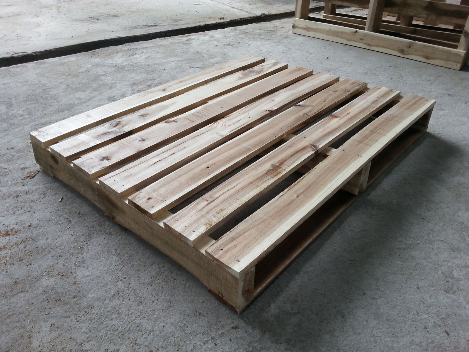 Pallet gỗ 2 hướng nâng