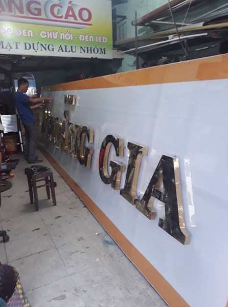 Bảng hiệu inox ăn mòn ở quận 2
