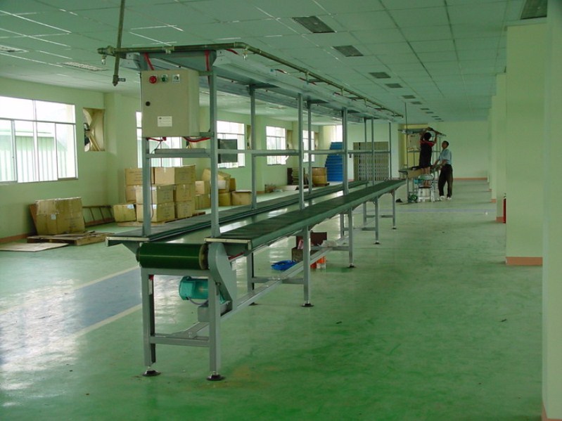 Băng tải bàn thao tác