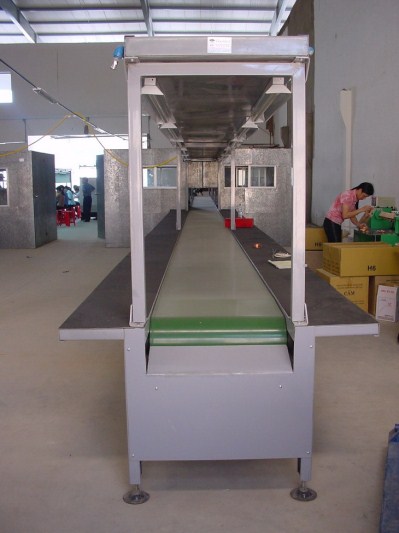 Băng tải ngang bàn thao tác