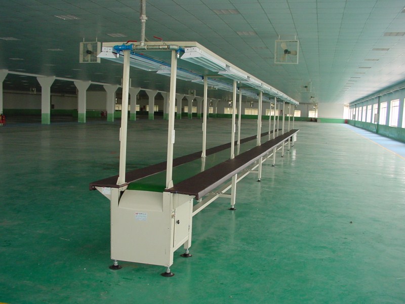 Băng tải ngang có bàn thao tác