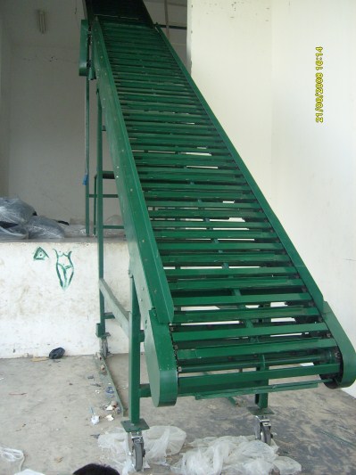 Băng tải xích nghiêng