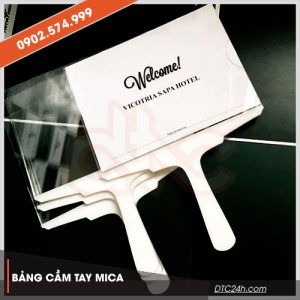 Bảng đón khách cầm tay bằng mica