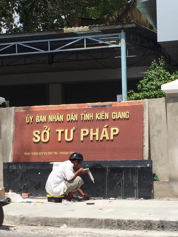 Bảng hiệu chữ nổi
