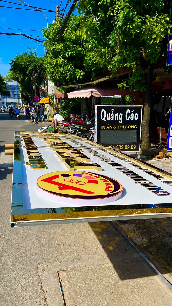Bảng hiệu chữ nổi
