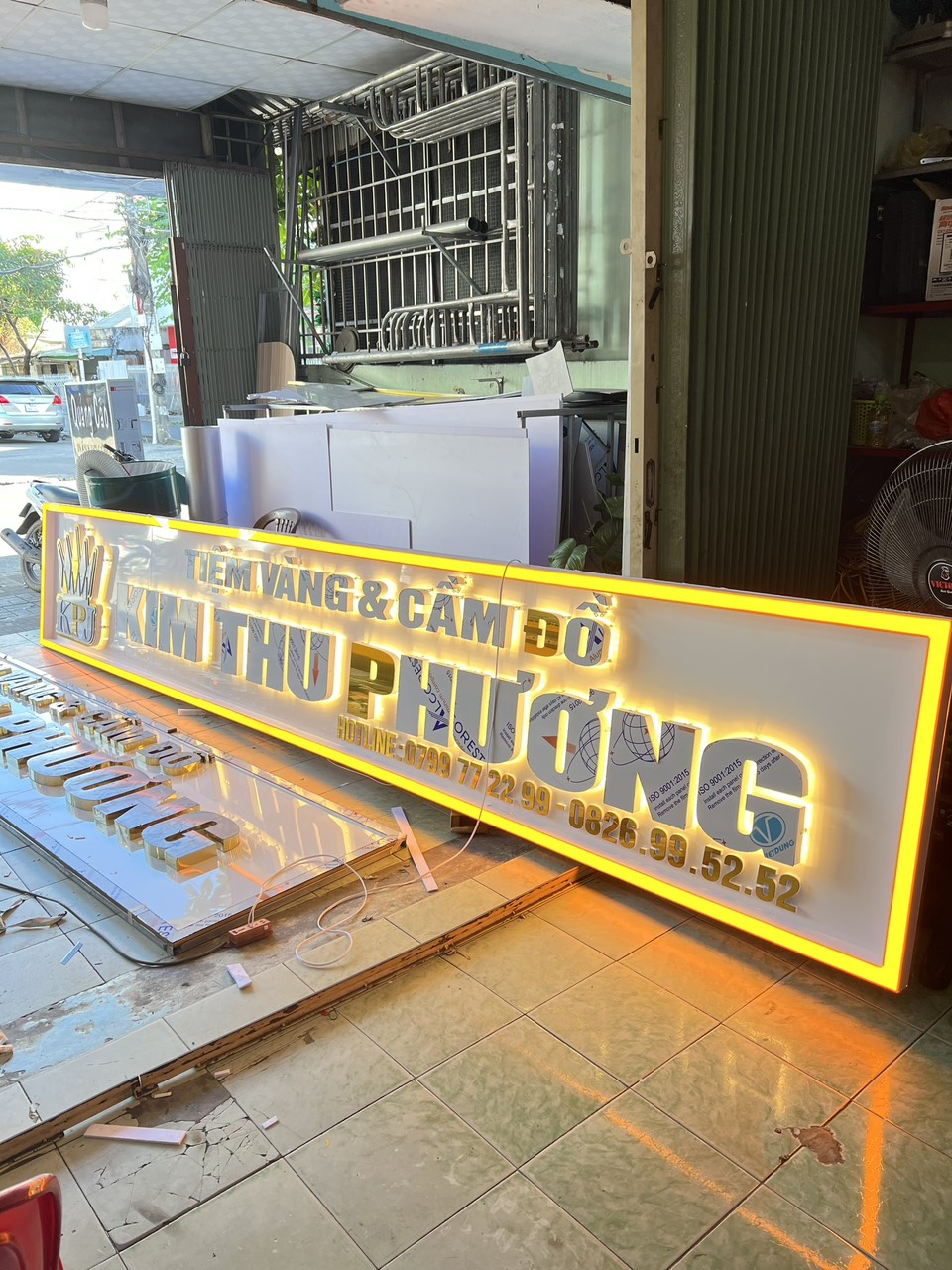 Bảng hiệu chữ nổi
