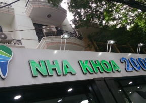 Bảng hiệu chữ nổi mica Nha Khoa 2000