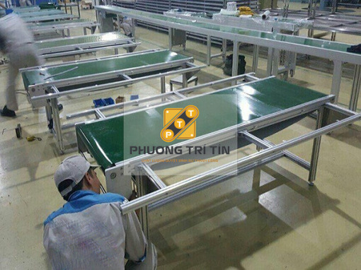 Băng tải có bàn thao tác