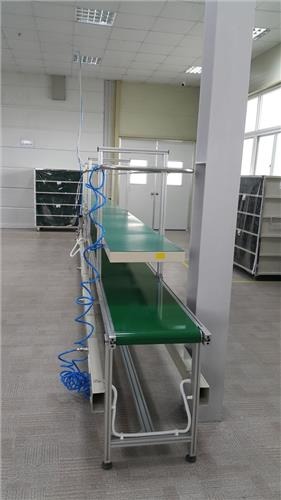 Băng tải đơn có bàn thao tác