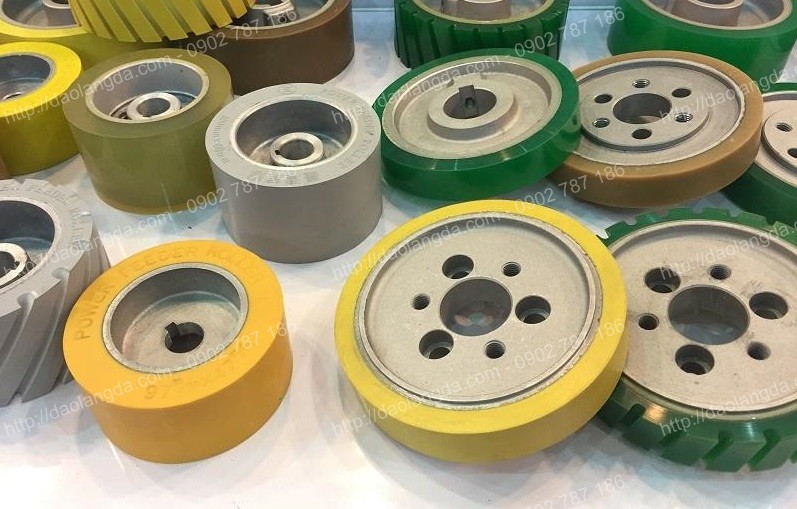 bánh xe tiếp liệu
