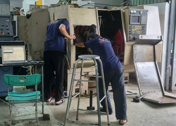 Nhân viên kỹ thuật An Khang bảo trì máy tại xưởng của khách hàng