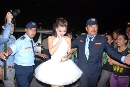 Bảo vệ ca sỹ Đông Nhi