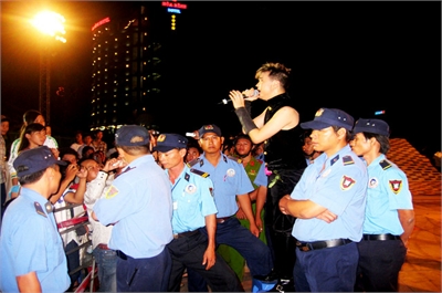 Bảo vệ ca sỹ