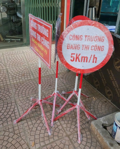 Biển báo khu vực thi công