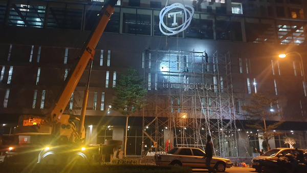 Thi công biển chữ nóc tòa nhà