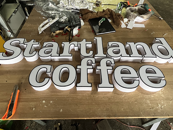 Bộ chữ Starland Coffee Mica lên chân có đèn
