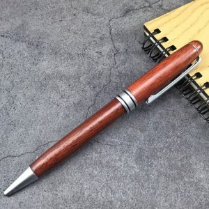 Bút gỗ khắc hình
