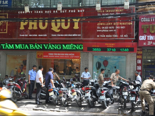 Bảo vệ rút tiền, vàng