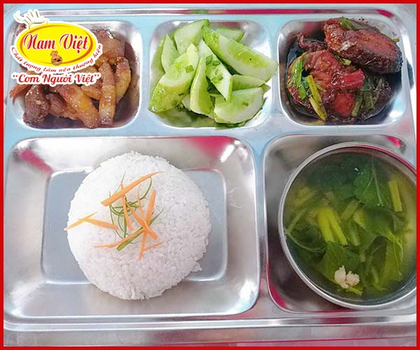 Cá Basa kho cà, thịt ba rọi kho tiêu