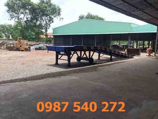 Cầu dẫn lên Container cũ